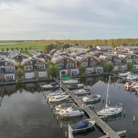 With Beautiful Lakeview Apartment