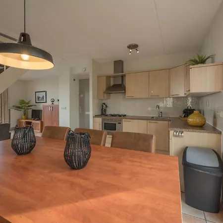 With Beautiful Lakeview Apartment *