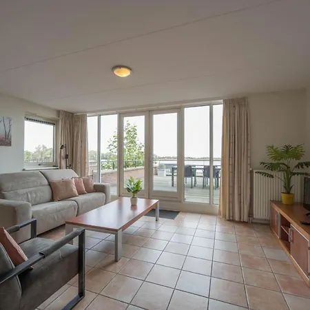 With Beautiful Lakeview Apartment